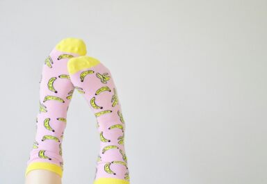 Можно ли спать в носках, польза и почему спят в носках?